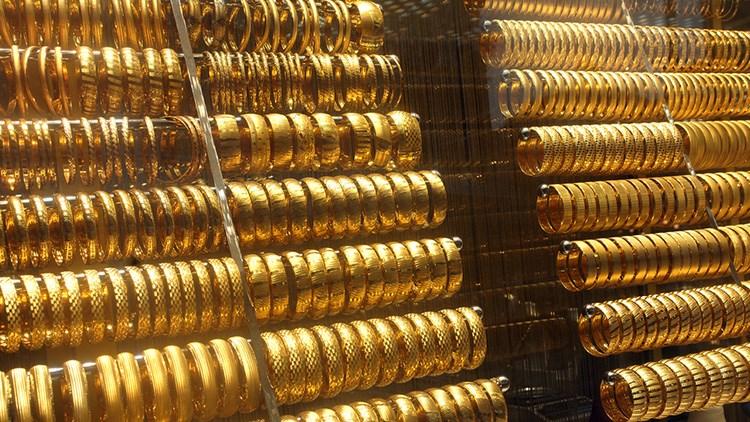 Altın fiyatlarında hareketli günler yaşanırken gram altın rekor üstüne rekor kırıyor. Ancak kuyumcular altın almak isteyen vatandaşları sertifikasız kesme altın konusunda uyarıyor. Altın satıcıları bu tarz altınların satışında sorunlar doğacağının ...