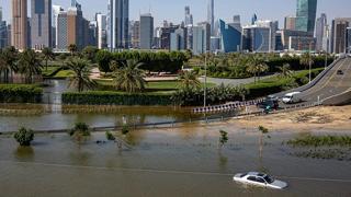 Dubai de yaşanan sel felaketi sonrası hava yolu şirketi Emirates CEO su Tim Clark açıklama yaptı. Havalimanında yaşanan kargaşa nedeniyle özür dileyen CEO, 30 bin bagajın sahiplerinin arandığını belirtti.