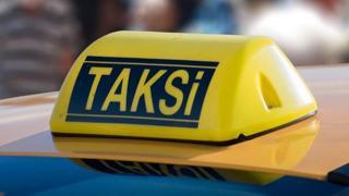 İstanbul da faaliyet gösteren ticari taksi plakalarının fiyatlarındaki durgunluk ve düşüş devam ediyor. Aralık 2023 te taksi plakası almak yerine parasını mevduata koyanlar 2 milyon lira kazandı. Ancak taksi plakası alanlar 2 milyon liraya yakın zarar etti.