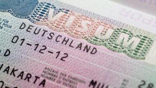 YAZ dönemi yaklaşırken yurtdışı seyahate gitmeyi düşünen vatandaşların planları vize engeline takılıyor. Schengen ülkeleri, sınırlı kontenjanların dolması gerekçesiyle vize randevularını mayıs ayı sonuna kadar kapatmış durumda. 