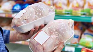 Ticaret Bakanlığı, bütün ve parça dahil olmak üzere, tavuk eti ihracatının 1 Mayıs 2024 tarihinden 31 Aralık 2024 tarihine kadar, aylık bazda azami 10 bin ton, toplamda ise bu yıl sonuna kadar 80 bin ton olacak şekilde sınırlandırılmasına karar verdi.
