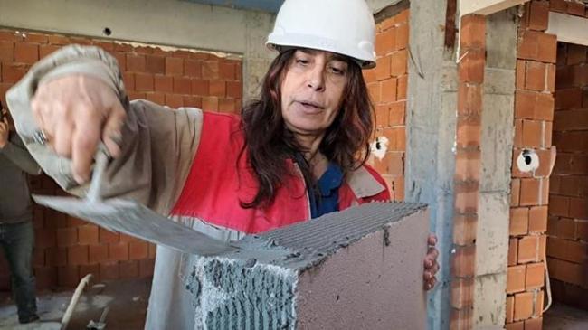 Kadın müteahhit işçi bulamadı, inşaatta kendisi çalışmaya başladı | Genel Haberler